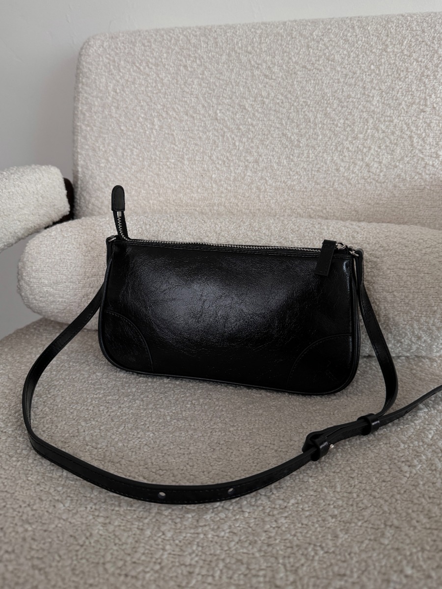 Cowhide Shoulder Bag (black)
